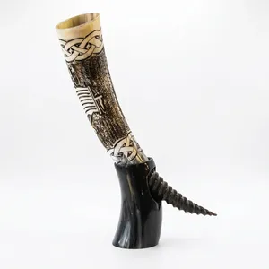 Corne à boire artisanale en corne de buffle sculptée avec un motif en nœud, forme naturelle, imitation antique, objet de collection - Product Image 1