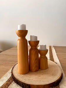 Ensemble de porte-bougies en bois minimaliste moderne avec une forme élégante en forme de sablier pour un style d'intérieur scandinave - Product Image 5