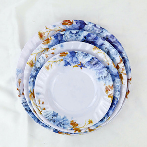 Ensemble d'assiettes rondes en mélamine, motif floral bleu et blanc, design de style assiette creuse pigmentée, pour fêtes et événements. - Product Image 1