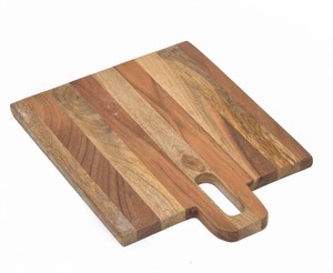 Elegante tabla de cortar de madera con borde tallado, ideal para servir pan, queso y aperitivos gourmet de forma elegante. - Product Image 5