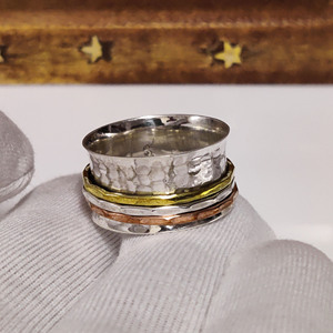 Bague anti-stress tricolore faite à la main, en métaux mélangés, pour la méditation, bijou bohème tendance, cadeau pour elle/lui - Product Image 1