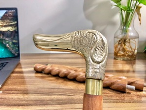 Bâtons de marche rustiques modernes en bois naturel écologique avec poignée en laiton poli, idéaux pour les cadeaux - Product Image 6