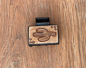 Nouvel arrivage de mini pinces à cheveux occidentales élégantes faites à la main en cuir gravé Mini pinces à cheveux en cuir Accessoires de cheveux pour femmes - Product Image 3