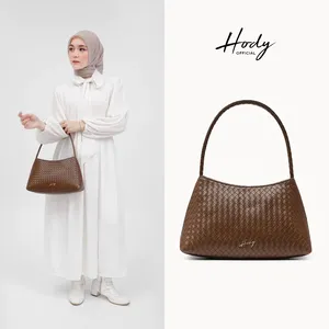 Sac à bandoulière Hody carré en cuir texturé écologique avec logo, fermeture éclair moderne, doublure satinée, imperméable, pour femme - Product Image 4