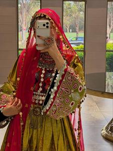 ชุดเจ้าสาวแบบอัฟกันคูชีแท้ๆ ลายหลากหลาย โดดเด่นด้วยงานปักลายปะติดหลากสีสัน และพู่ห้อยประดับเหรียญอย่างหนักแน่น - Product Image 6