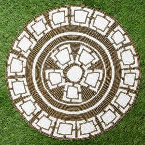 Mantel Individual de mesa con cuentas de inspiración floral con motivo de hojas radiantes intrincadamente hecho a mano en cuentas sutiles de oro y crema para boda - Product Image 2