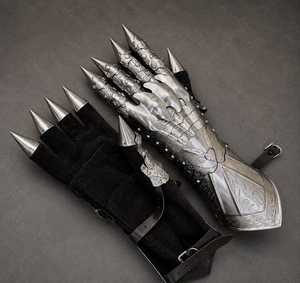 Gants à pointes médiévaux, gants de chevalier gothiques à griffes, armure de main en acier gravé, style antique plaqué argent - Product Image 3
