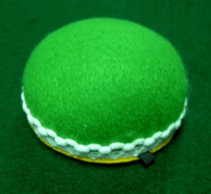 Coussin de poignet AA0080 |   Accessoires de couture à la main ronds |   Bol à fil textile vert avec bordure blanche pour accessoires de couture - Product Image 1