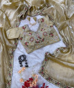 Sari de Soirée en Soie Premium pour Femme avec Bordure en Dentelle Ornée de Perles Faites à la Main et Blouse Assortie – Collection en Gros - Product Image 1