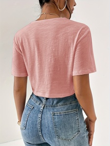 T-shirt court rose pour femme, manches courtes, col rond, design asymétrique torsadé, coupe ajustée, haut décontracté d'été, tissu jersey 100% coton - Product Image 3