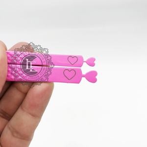 Pinzas de extensión de pestañas de acero inoxidable de calidad superior rosa fuerte Fondo de corazón de punto plateado con agarre de diamante sostenible - Product Image 2