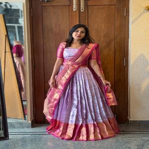 Lehenga Choli de Seda Kanjivaram con Tejido Zari y Dupatta de Georgette Liso con Encaje, Estilo Tradicional del Sur de la India para Mujer Adulta - Product Image 1