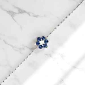 Bracelet Fleur Délicate en Saphir Bleu, Petit Saphir Rond, Chaîne Minimaliste, Bijou Élégant Pierre de Naissance - Product Image 1