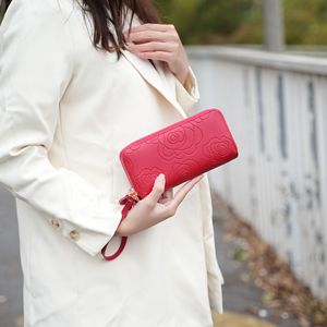 Portefeuille-bracelet en cuir véritable pour femme Mia K avec motif floral, élégant sac à bandoulière par Ellie - Product Image 2