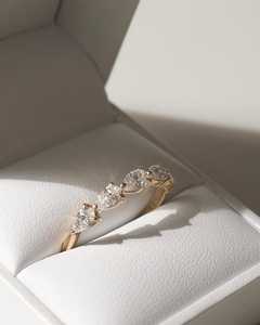 Anillo de compromiso minimalista con diamante talla pera, cinco piedras, cultivado en laboratorio, oro sólido de 14K, regalo elegante para pareja. - Product Image 3