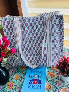 Sac fourre-tout de voyage matelassé à la main, multi-patchwork, le plus vendu, magnifique sac de shopping pour femme, fait main en tissu de coton Kantha, ouvert et lavable - Product Image 2