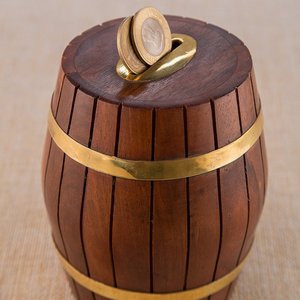 Tirelire en bois artisanale en forme de baril pour enfants - Finition boisée |   Tirelire pour économies en pièces |   Cadeaux pour enfants, filles - Product Image 2