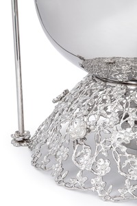 Plat de service floral en argent de luxe avec poignée en arche décorative et base en filigrane complexe, élégant pour les mariages du Moyen-Orient et du Golfe - Product Image 3