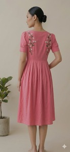 Vestido Midi Rosa con Corte en A, Bordado Floral, Manga Corta, Corte Regular, Estilo Casual para Uso Diario, Estilo Primavera para Mujer - Product Image 3