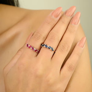 แหวนเพชรพลอยไพลินสีน้ำเงินทรงซิกแซกประดับเพชรแบบครึ่งวง ดีไซน์โดดเด่น ทองคำขาว 14K - Product Image 4