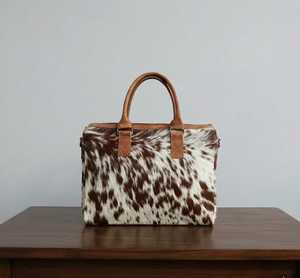 Bolsa de Lona Unisex con Estampado de Pelo de Vaca, Asa Rígida de Cuero Genuino, Estilo Caza, Cierre de Cremallera - Product Image 3