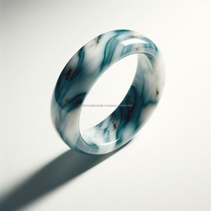 Bracelet en résine fabriqué à la main Bijoux ethniques exquis pour femmes avec un matériau léger au design unique et un accent de mode tendance - Product Image 1