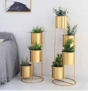 Jardinières en métal gris à motif tressé sur supports hauts noirs en forme d'étoile, pots de fleurs d'angle, disponibles à prix de gros. - Product Image 3