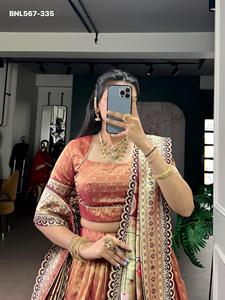 Lehenga-Choli évasé en organza de qualité supérieure avec motif tissé Zari et bordure en dentelle, et dupatta en soie jacquard – Mode féminine - Product Image 6