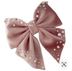 Noeuds pour cheveux brodés de perles en forme de sapin de Noël avec détails en strass, en coton, fabriqués à la main en Inde pour femmes et filles - Product Image 1