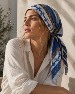 Foulard ethnique en satin de soie bleu à motifs floraux pour femme – Idéal pour les voyages et le quotidien, infroissable et écologique - Product Image 4