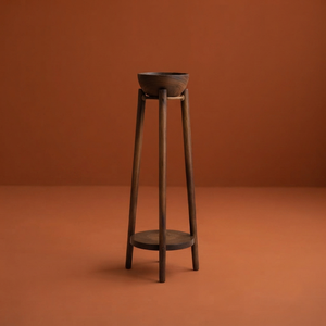 Brûleur à Bakhoor élégant en bois avec un support haut et une étagère inférieure, présentant un bol à encens minimaliste de forme ronde pour la décoration intérieure. - Product Image 4