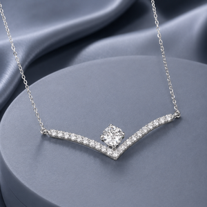 สร้อยคอทองคำขาว 14K ประดับเพชรโมอิสซาไนต์ทรงเชฟรอน พร้อมเพชรเม็ดเดี่ยวตรงกลางทรงกลม 22 เม็ด ดีไซน์หรูหราสำหรับงานแต่งงานสำหรับผู้หญิง - Product Image 1