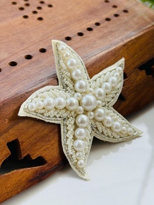 Parches Bordados de Mariposas con Perlas Doradas Hechos a Mano de Lujo 2026, Accesorios de Moda para Prendas y Manualidades, Principalmente Hechos de Lona - Product Image 1