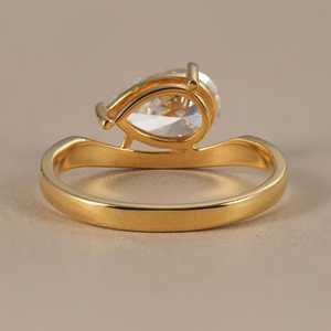 Anillo de banda curvada con diamante de corte pera de 2.01 quilates cultivado en laboratorio, diseño único, oro sólido de 18 quilates, joyería para ocasiones de boda y fiestas, para enamorados. - Product Image 6