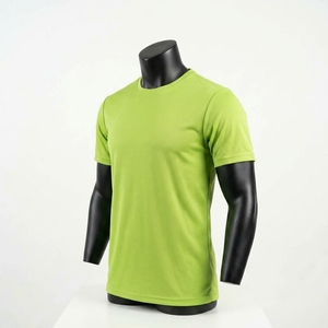 Camiseta deportiva ajustada de poliéster y spandex transpirable para hombre, ideal para correr y hacer ejercicio en el gimnasio. - Product Image 5