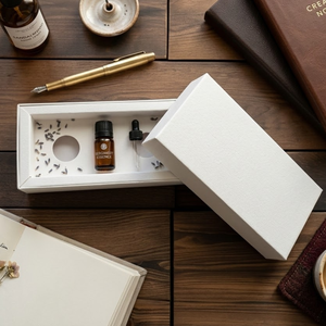 Caja de Embalaje Cosmético Ecológica de Cartón Kraft Natural con Recubrimiento UV y Laminado Mate |   Caja Rígida con Relieve y Forro de Esponja - Product Image 1