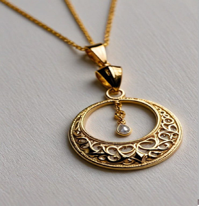 จี้วงกลมเปิดสีทองสวยงาม พร้อมลวดลายสลักประณีตและจี้เพชรห้อยประดับ มีจำหน่ายในราคาขายส่ง - Product Image 1