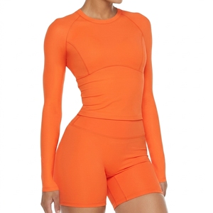Conjunto de Yoga para Mujer, Sin Costuras, Cintura Alta, Levanta Glúteos, Transpirable, Elástico en Cuatro Direcciones, Top de Manga Corta y Pantalones con Logotipo Frontal - Product Image 4