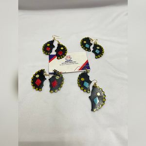 Pendientes de Hueso Natural Multicolor con Vibrantes Formas de Animales Pintadas a Mano y Motivos Tradicionales Tribales en Forma de Luna - Product Image 1