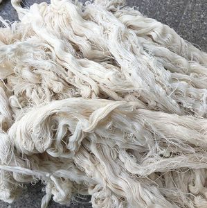 Fils de coton recyclé de fabrication indienne, fibres douces à haute absorption pour le nettoyage et le rembourrage textile, disponible à la vente - Product Image 3