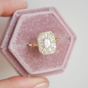 Bague en mosaïque de diamants éthérés, bague de fiançailles en moissanite taille émeraude, bague Art Déco éclatante pour femme, bague vintage à halo caché - Product Image 3