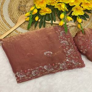 Sari VASTRA COTTAGE de Seda Satinada Premium con Elegantes Cuentas y Trabajo Cutdana, Diseño Estilo Bollywood, Colección para Fiestas - Product Image 4