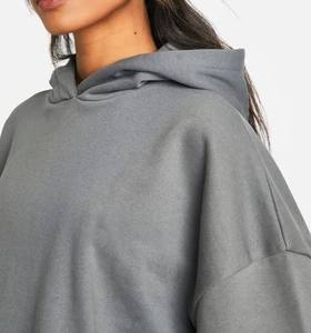 เสื้อฮู้ดครอปสตรีทแวร์สำหรับผู้หญิงแบบ Private Label พร้อมโลโก้พิมพ์นูน สำหรับผู้ค้าปลีกเสื้อผ้าในสหรัฐอเมริกา ขายส่ง - Product Image 4