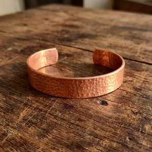 Bracelet manchette large en cuivre pur martelé fait main, en métal massif, forgé, bijou de guérison pour hommes et femmes, OEM. - Product Image 1
