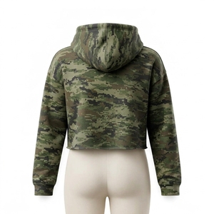 Sweat à capuche court imprimé Woodland pour femme – Vêtements d'hiver personnalisés – Sweat-shirt tendance pour femme - Product Image 4