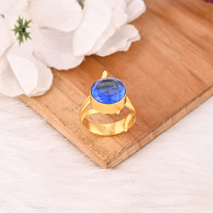 Bague de mode en laiton plaqué or avec pierre précieuse bleue hydro pour femme, accessoire élégant de forme ronde - Product Image 2