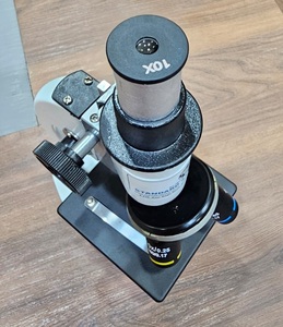 Microscopio Biológico Binocular Estándar de Acero para Estudiantes, Modelo ST01, Fuente de Luz Fluorescente, Aumento de 10x, Enfoque Manual, Pantalla LCD - Product Image 2