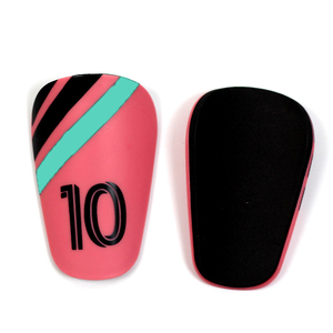 Protège-tibias en plastique noir avec impression par transfert thermique numéro 10 pour la protection des joueurs de football adultes, toutes saisons, légers - Product Image 3