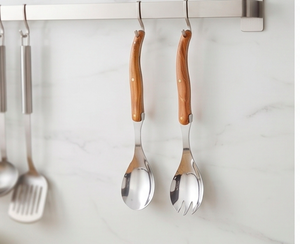 Ensemble de cuillères à salade en acier inoxydable avec manches en bois, finition miroir haute brillance, design minimaliste, passe au lave-vaisselle, pour usage professionnel. - Product Image 3