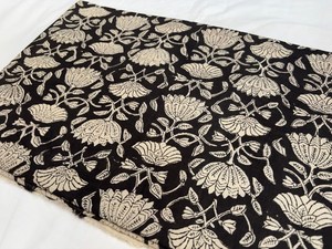 ผ้าฝ้ายพิมพ์ลายดอกไม้สีดำขาว ลายบุตะ ผ้าฝ้ายทำมืออินเดีย ลายพิมพ์แบบดั้งเดิมจากเมืองชัยปุระ - Product Image 2